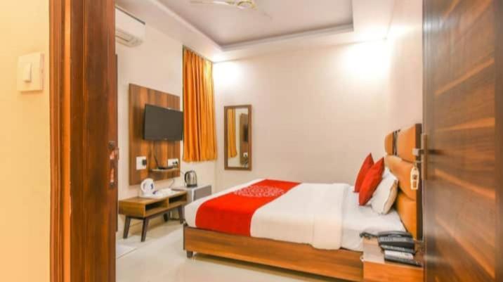 Hotel Roma Deluxe - New Delhi Railway Station ภายนอก รูปภาพ